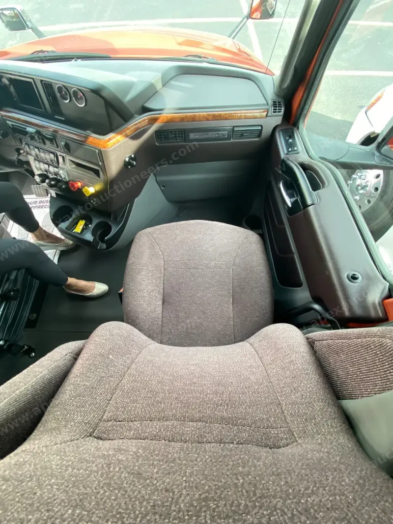 2018 International LT photo 28
