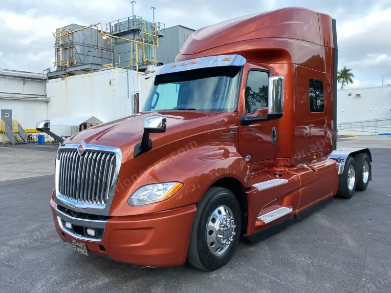 2018 International LT photo 1
