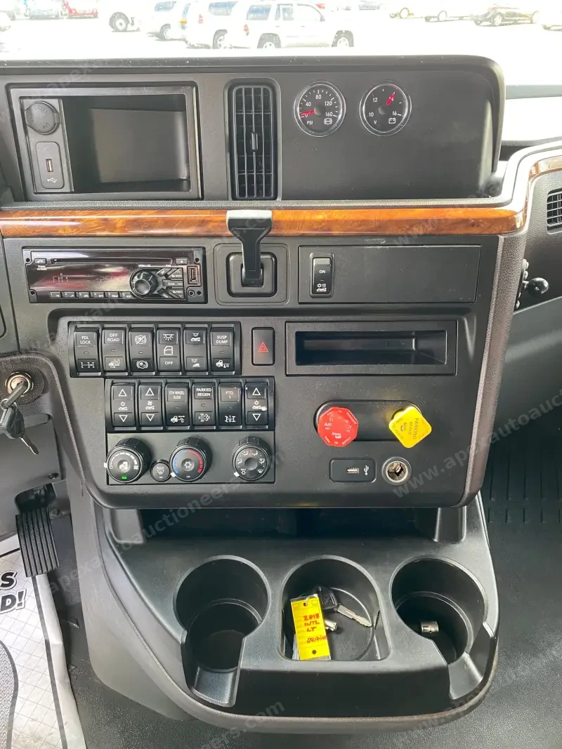 2018 International LT photo 3