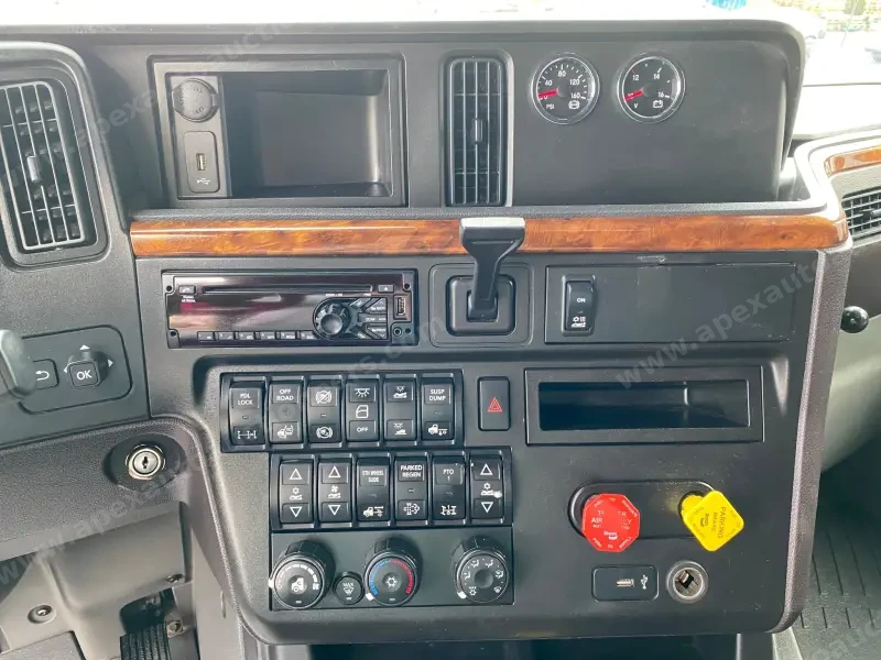 2018 International LT photo 2