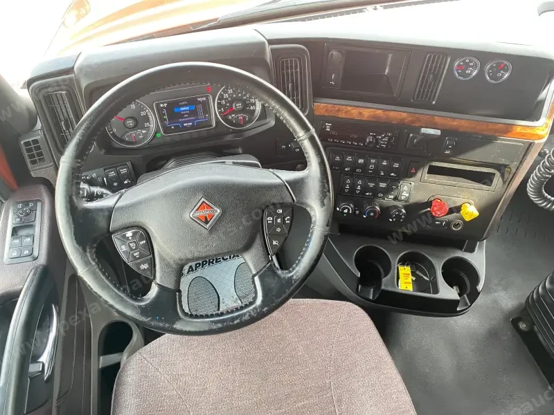 2018 International LT photo 31