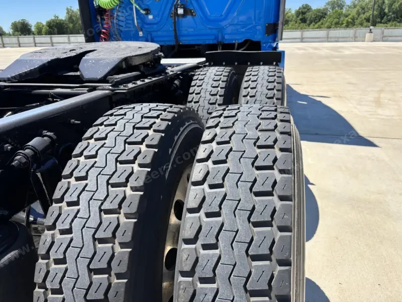 2020 Freightliner Cascadia 126 photo 2