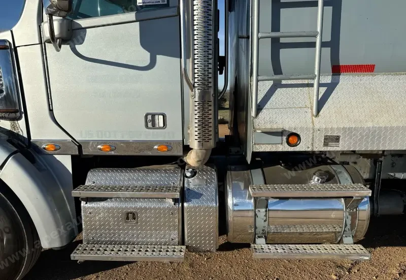 2013 Freightliner Coronado Dump Truck photo 9