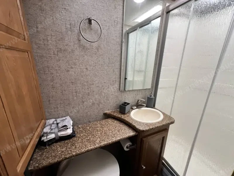 2019 Coachmen Leprechaun 260DS photo 6