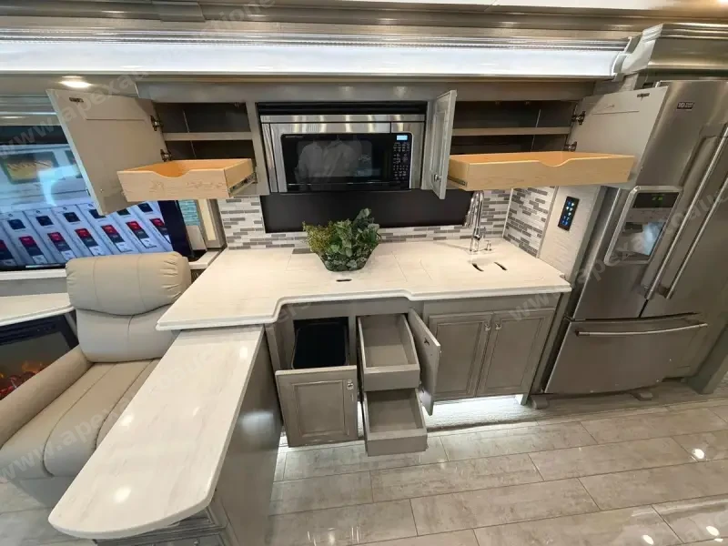 2020 Tiffin Phaeton 37BH photo 10