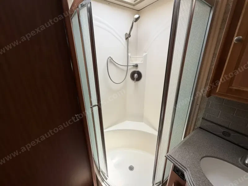 2011 Tiffin Phaeton 40QTH photo 25