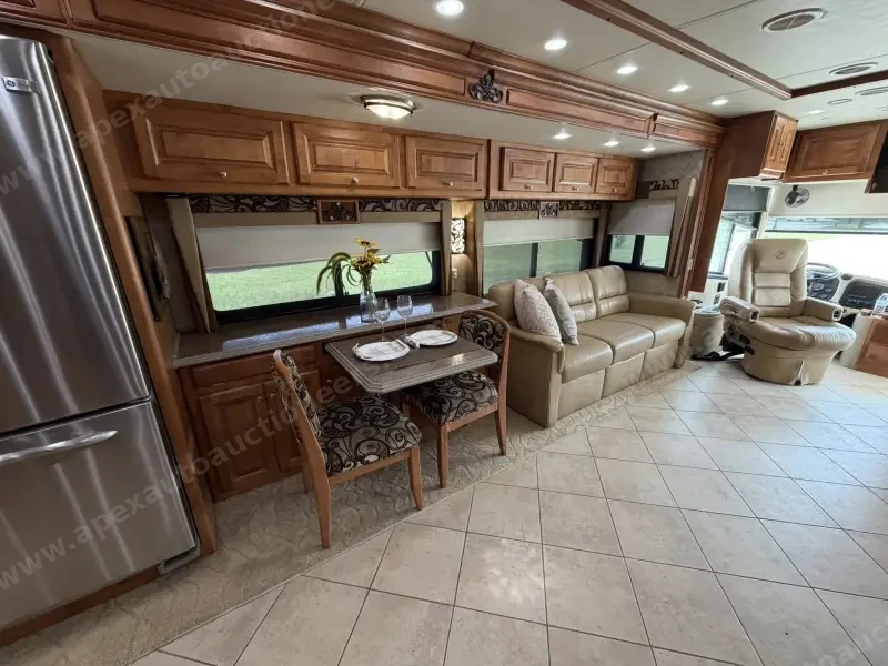 2011 Tiffin Phaeton 40QTH photo 2
