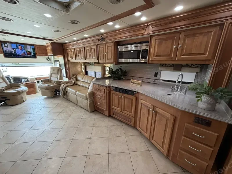 2011 Tiffin Phaeton 40QTH photo 32