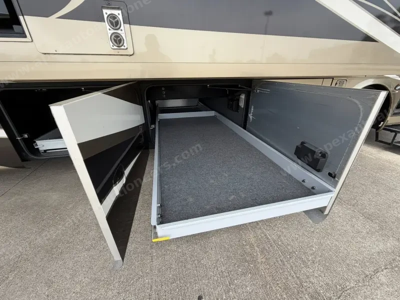 2011 Tiffin Phaeton 40QTH photo 22