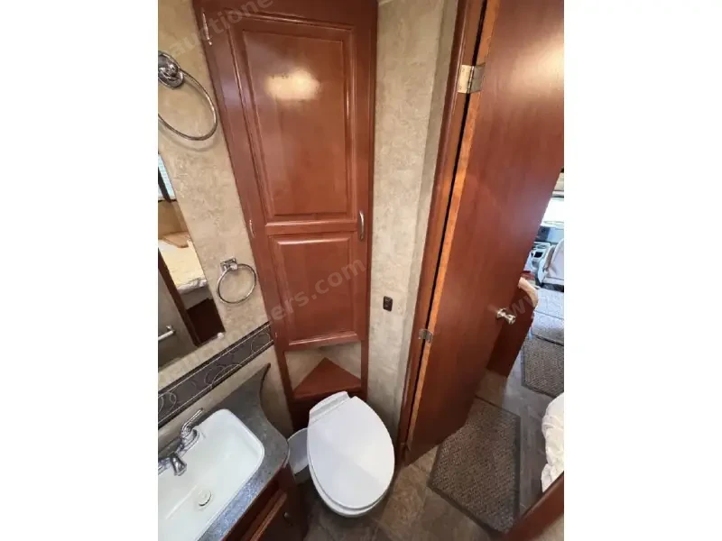 2015 Winnebago Minnie Winnie 22R photo 2