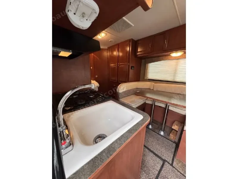 2015 Winnebago Minnie Winnie 22R photo 21