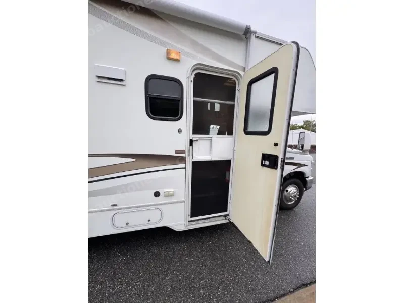 2015 Winnebago Minnie Winnie 22R photo 26