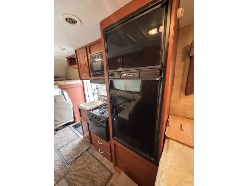 2015 Winnebago Minnie Winnie 22R photo 5