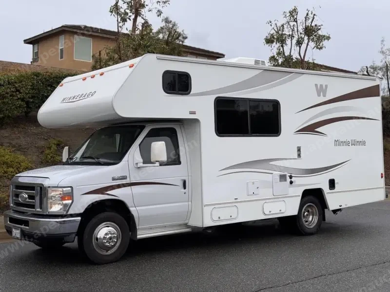 2015 Winnebago Minnie Winnie 22R photo 1