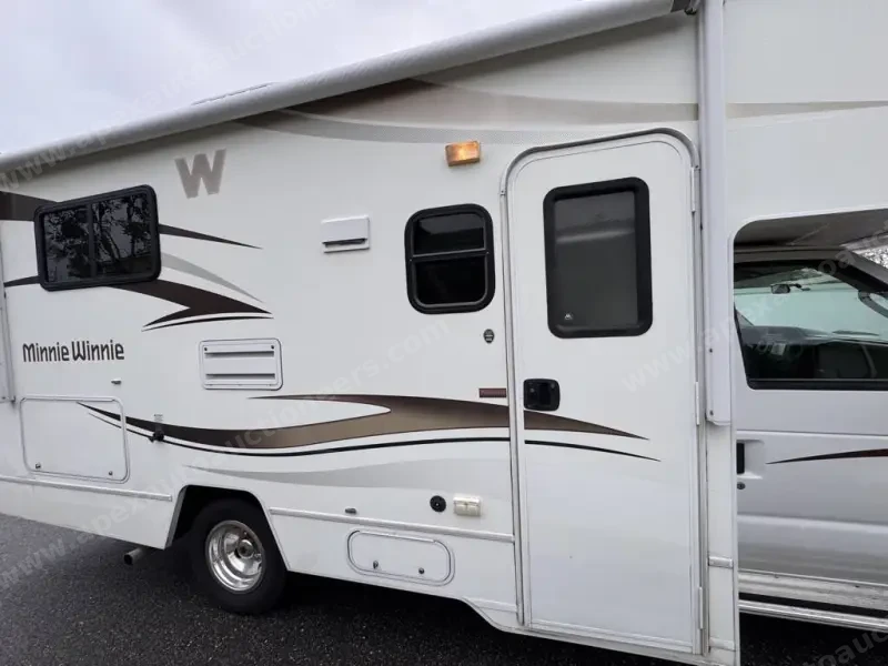 2015 Winnebago Minnie Winnie 22R photo 27
