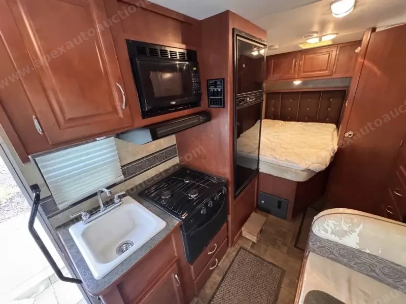 2015 Winnebago Minnie Winnie 22R photo 7