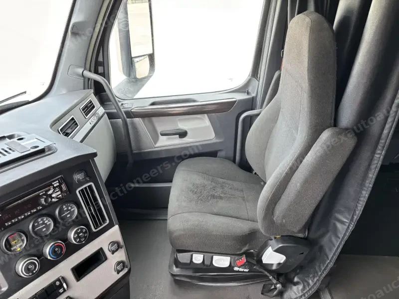 2021  Freightliner  CASCADIA 126 photo 12