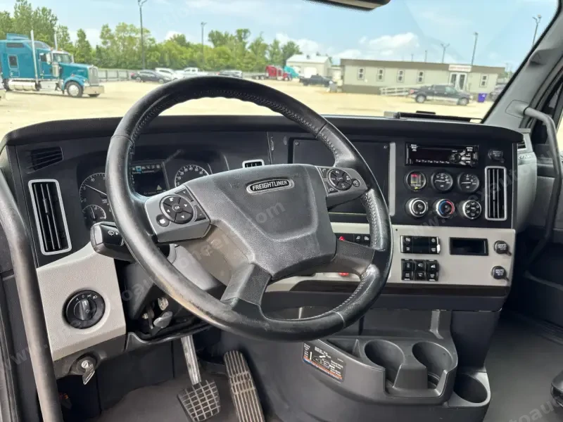 2021  Freightliner  CASCADIA 126 photo 13