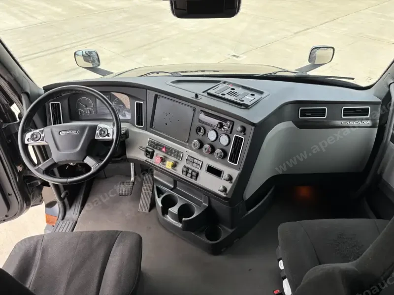 2021  Freightliner  CASCADIA 126 photo 11