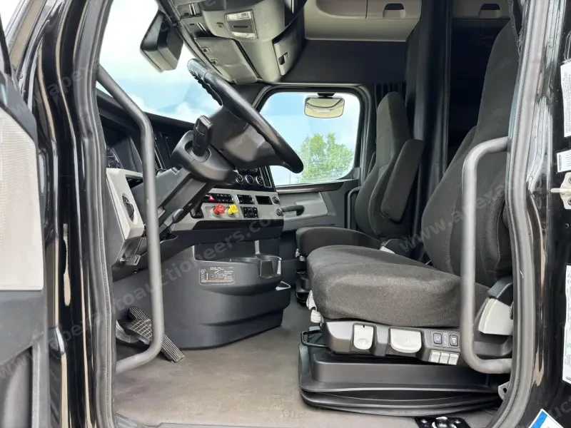 2021  Freightliner  CASCADIA 126 photo 16