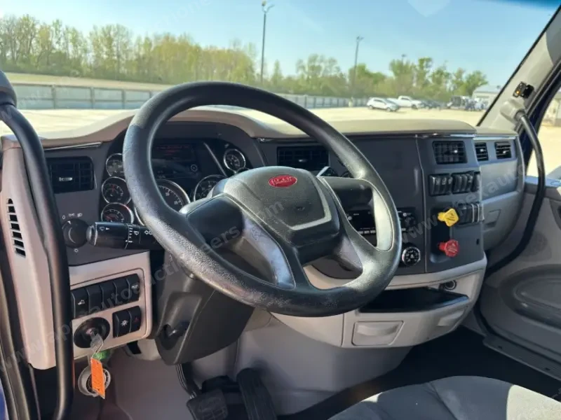 2022 Peterbilt 579 photo 15