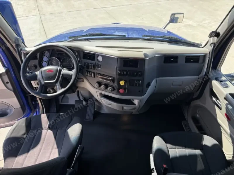 2022 Peterbilt 579 photo 17