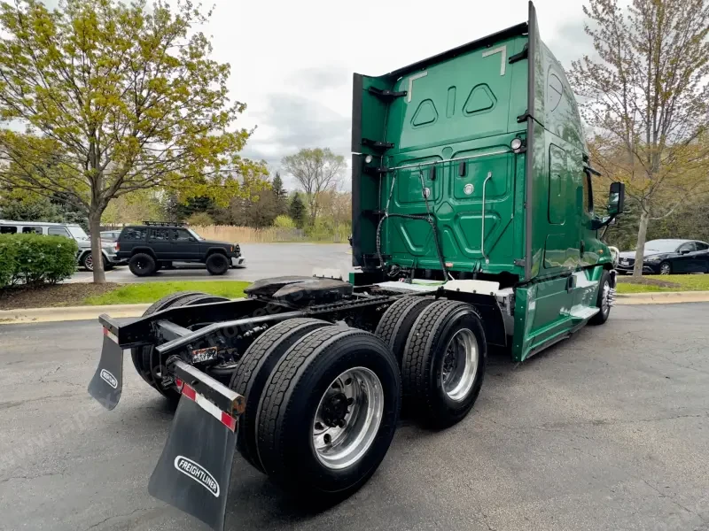 2018 Freightliner Cascadia 125 Evolution Sleeper photo 4