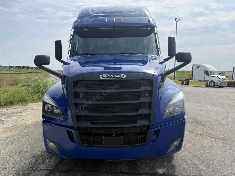 2022 Freightliner Cascadia 126 photo 2