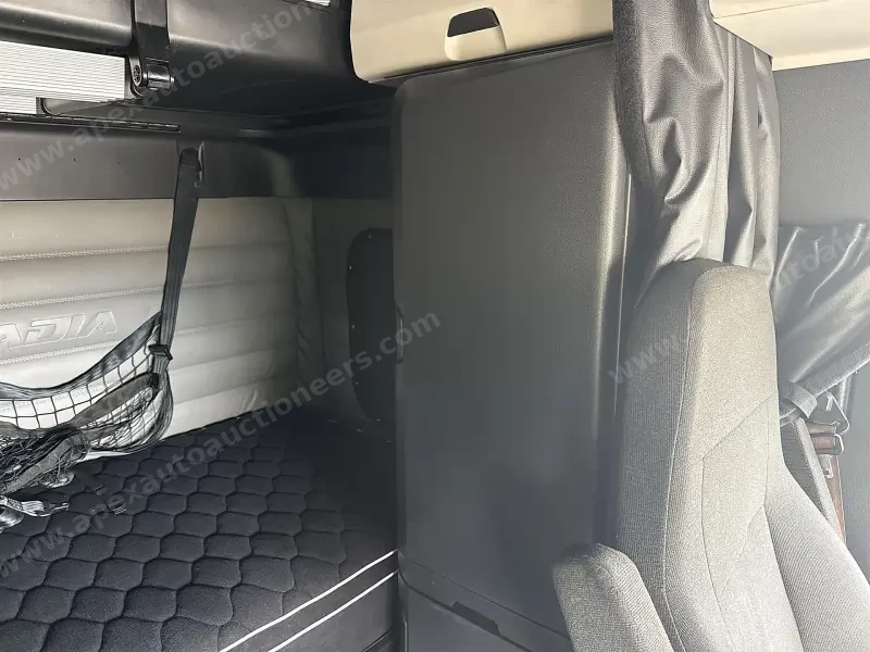 2022 Freightliner Cascadia 126 - Sleeper photo 10