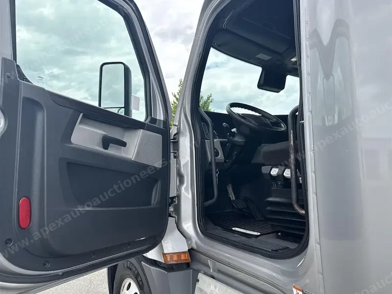 2022 Freightliner Cascadia 126 - Sleeper photo 5