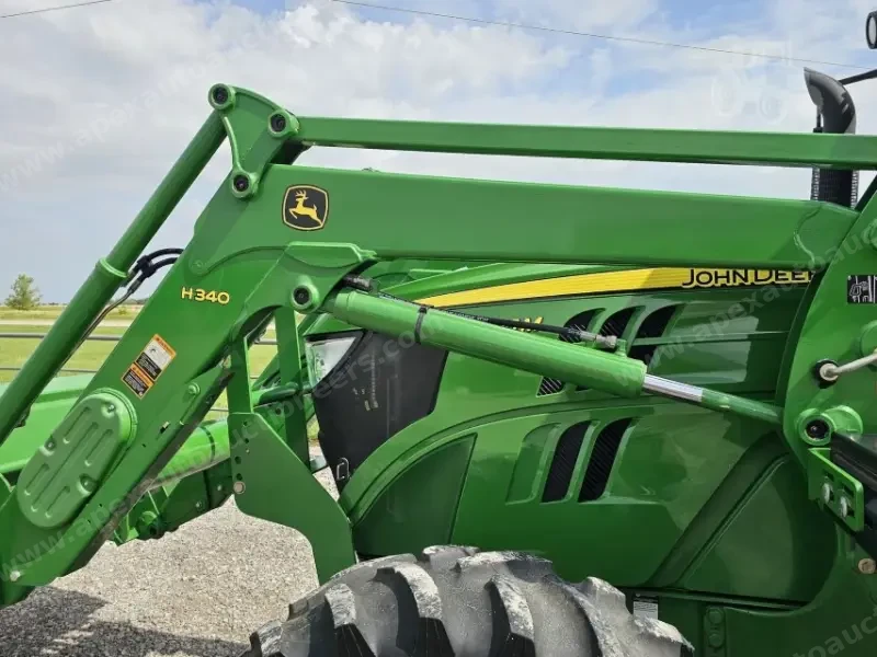2014 John Deere 6125M photo 24