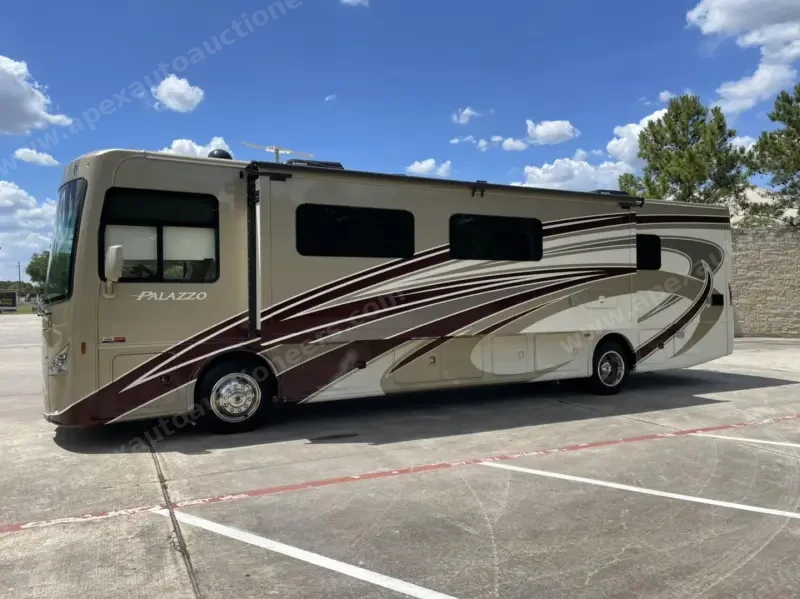 2016 Thor Motor Coach Palazzo 36.2 photo 16