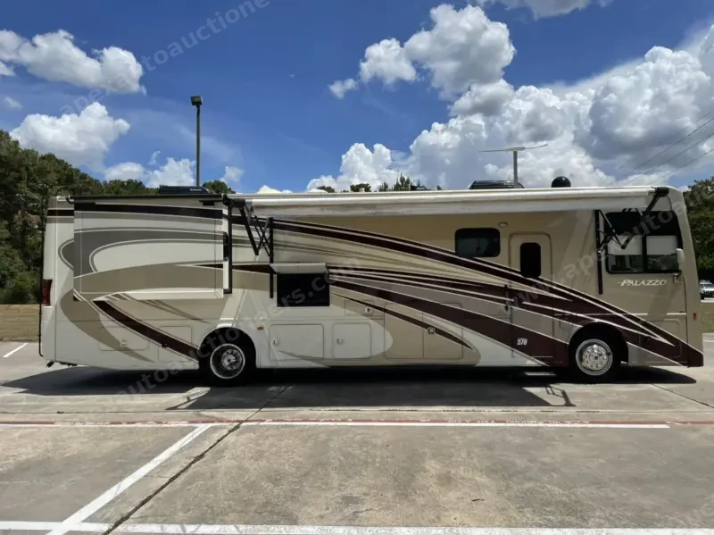2016 Thor Motor Coach Palazzo 36.2 photo 8