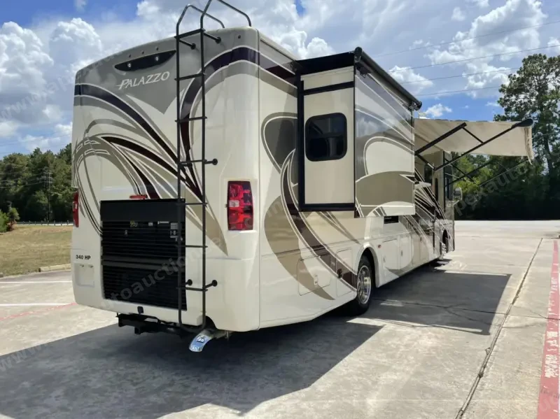 2016 Thor Motor Coach Palazzo 36.2 photo 39