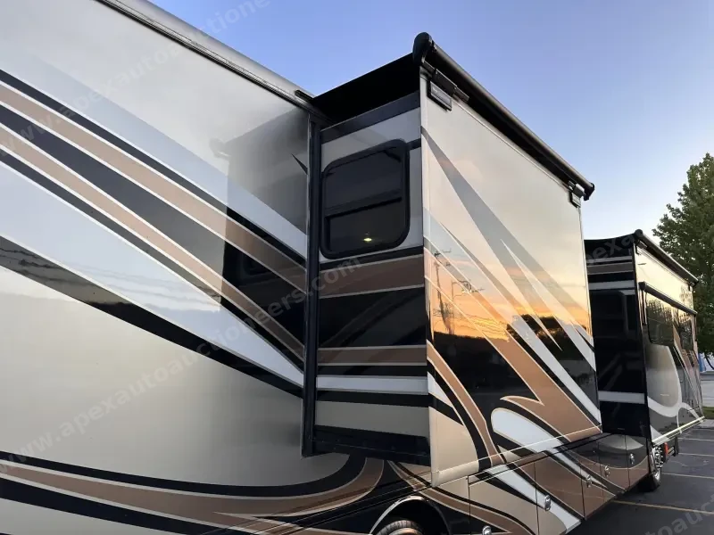 2015 American Revolution LE 42T Motorcoach photo 36