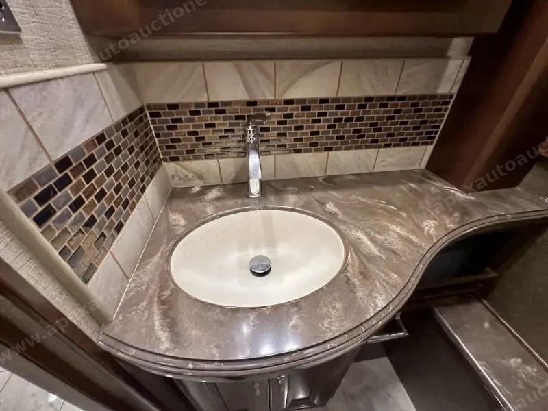 2015 American Revolution LE 42T Motorcoach photo 163