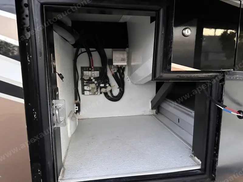 2015 American Revolution LE 42T Motorcoach photo 57