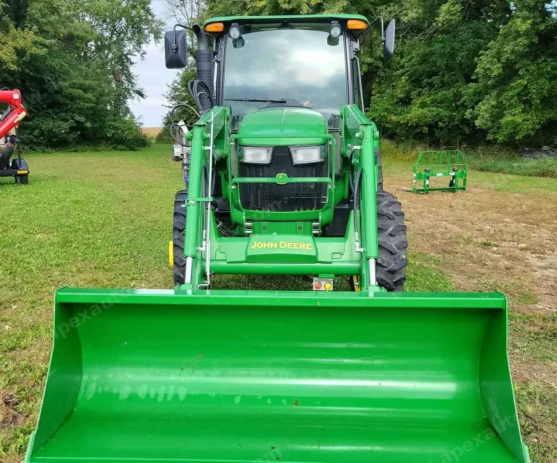 2015 John Deere 5075E photo 2