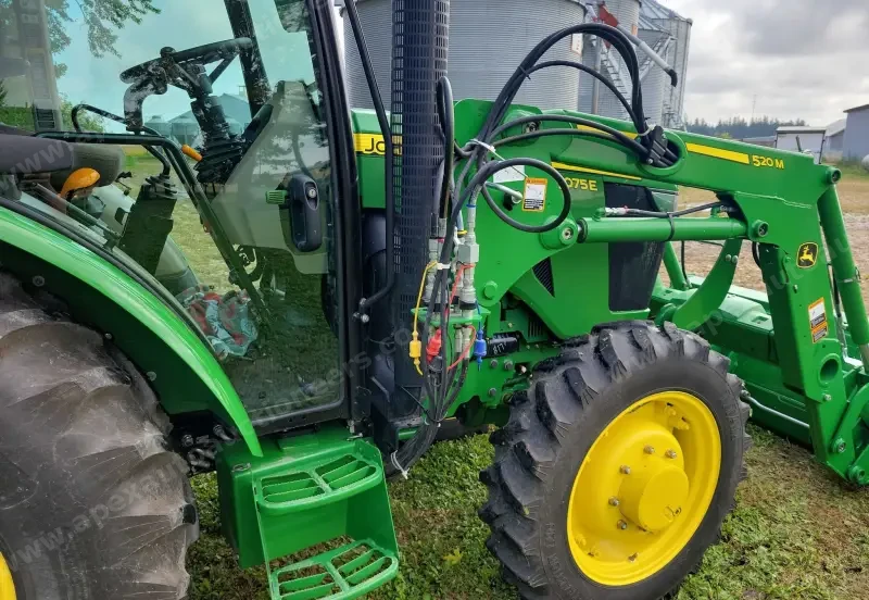 2015 John Deere 5075E photo 22