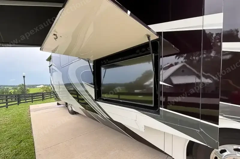 2016 Tiffin Phaeton 36GH photo 5