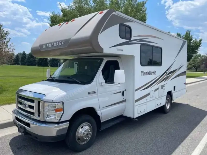 2017 Winnebago Minnie Winnie 22R photo 1