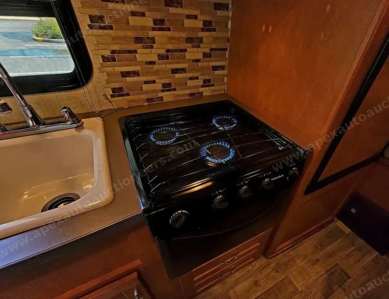 2017 Winnebago Minnie Winnie 22R photo 25