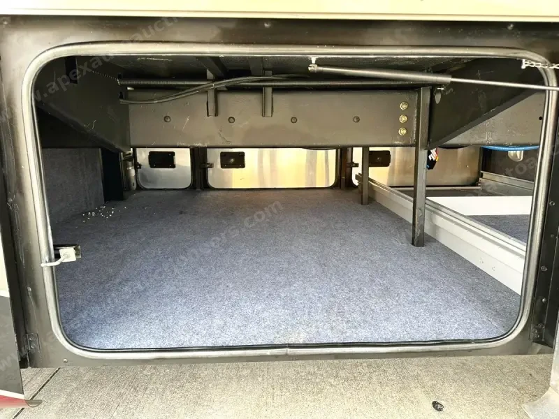 2015 Tiffin Phaeton 40QBH photo 25
