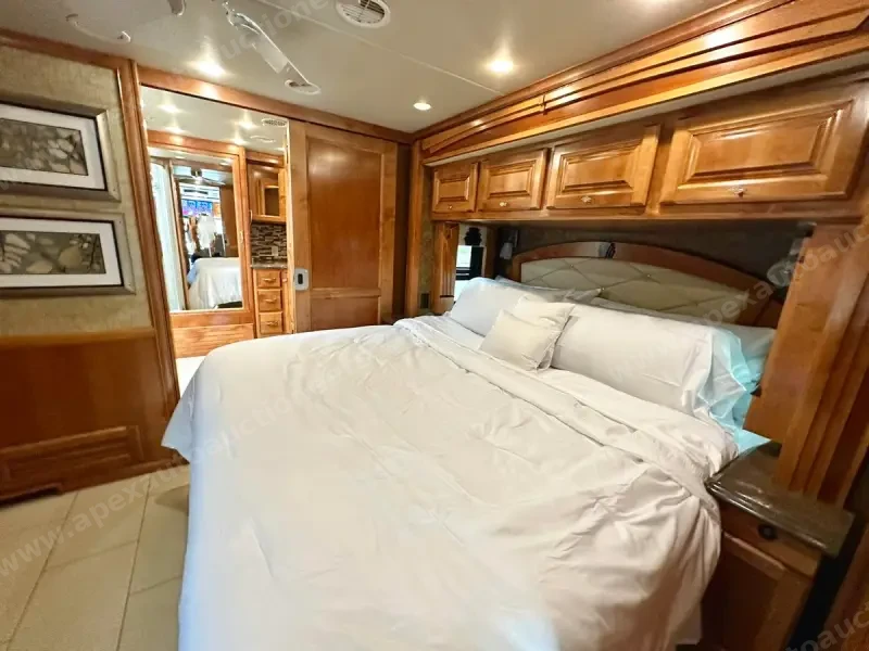 2015 Tiffin Phaeton 40QBH photo 2
