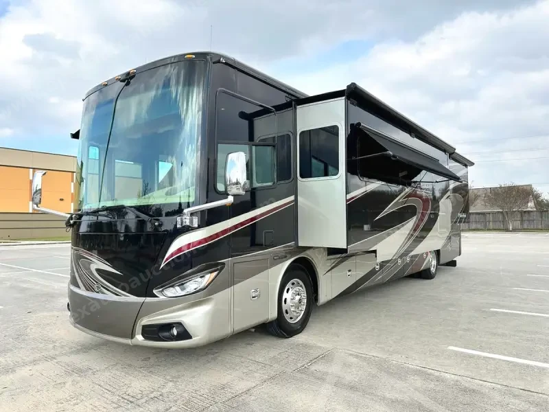 2015 Tiffin Phaeton 40QBH photo 1